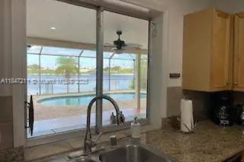 Casa en venta en Cape Coral, Florida, 3 dormitorios № 2022339 - foto 8