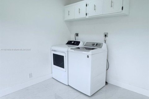 House in West Park, Florida 3 bedrooms, 157.93 sq.m. № 1975970 - photo 12