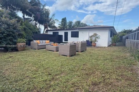 House in West Park, Florida 3 bedrooms, 157.93 sq.m. № 1975970 - photo 13