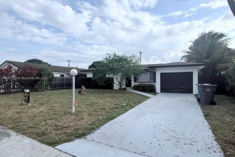 House in West Park, Florida 3 bedrooms, 157.93 sq.m. № 1975970 - photo 2