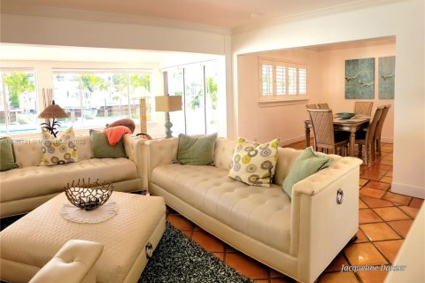 House in Pompano Beach, Florida 3 bedrooms, 192.59 sq.m. № 1924571 - photo 5