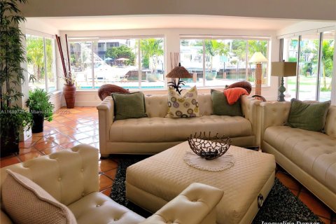 House in Pompano Beach, Florida 3 bedrooms, 192.59 sq.m. № 1924571 - photo 4