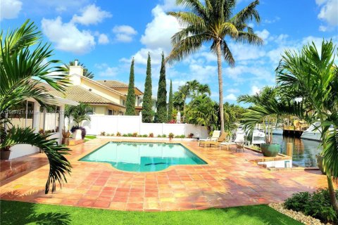 House in Pompano Beach, Florida 3 bedrooms, 192.59 sq.m. № 1924571 - photo 14