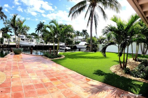 House in Pompano Beach, Florida 3 bedrooms, 192.59 sq.m. № 1924571 - photo 13