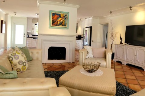 House in Pompano Beach, Florida 3 bedrooms, 192.59 sq.m. № 1924571 - photo 8