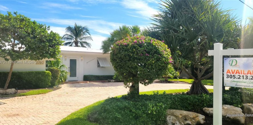 House in Pompano Beach, Florida 3 bedrooms, 192.59 sq.m. № 1924571