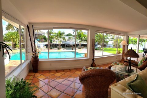 House in Pompano Beach, Florida 3 bedrooms, 192.59 sq.m. № 1924571 - photo 10