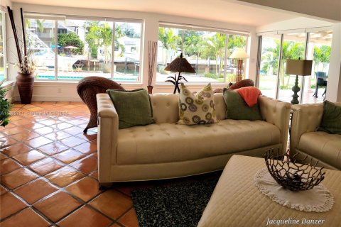 House in Pompano Beach, Florida 3 bedrooms, 192.59 sq.m. № 1924571 - photo 9