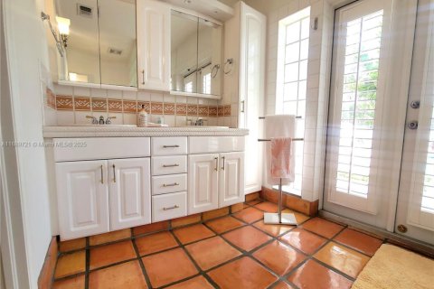 House in Pompano Beach, Florida 3 bedrooms, 192.59 sq.m. № 1924571 - photo 23