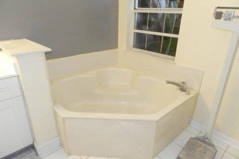Villa ou maison à vendre à West Palm Beach, Floride: 2 chambres, 194.44 m2 № 2077521 - photo 16