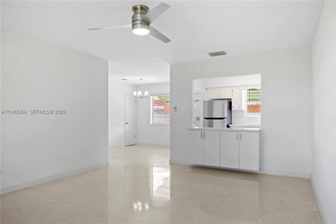 Copropriété à louer à Hollywood, Floride: 1 chambre, 81.75 m2 № 1999943 - photo 4