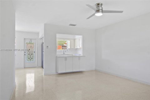 Copropriété à louer à Hollywood, Floride: 1 chambre, 81.75 m2 № 1999943 - photo 3