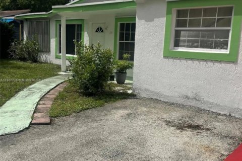 House in Fort Lauderdale, Florida 3 bedrooms, 128.95 sq.m. № 2082075