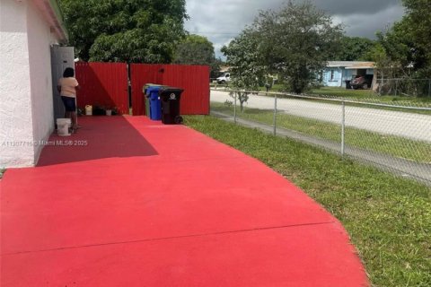 House in Fort Lauderdale, Florida 3 bedrooms, 128.95 sq.m. № 2082075 - photo 2