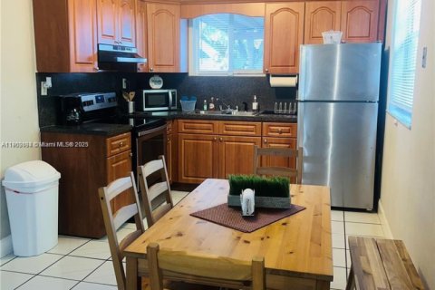 Apartamento en alquiler en Miami, Florida, 2 dormitorios № 1954354 - foto 3