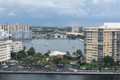 Condo in Hallandale Beach, Florida, 1 bedroom  № 1766914 - photo 1