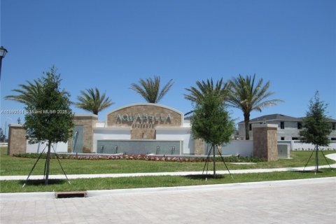 Villa ou maison à louer à Hialeah, Floride: 5 chambres, 270.25 m2 № 1944309 - photo 1