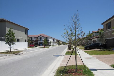 Villa ou maison à louer à Hialeah, Floride: 5 chambres, 270.25 m2 № 1944309 - photo 4