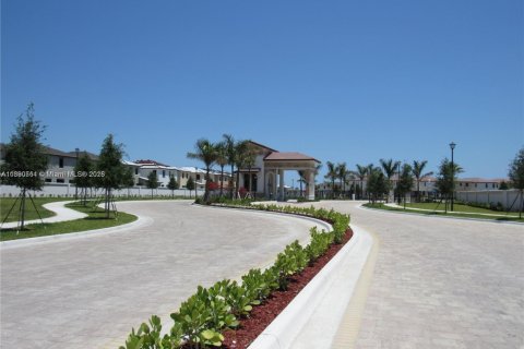 Villa ou maison à louer à Hialeah, Floride: 5 chambres, 270.25 m2 № 1944309 - photo 3
