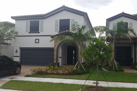 Villa ou maison à louer à Hialeah, Floride: 5 chambres, 270.25 m2 № 1944309 - photo 6