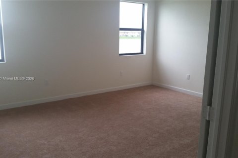 Villa ou maison à louer à Hialeah, Floride: 5 chambres, 270.25 m2 № 1944309 - photo 9