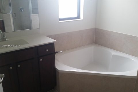 Villa ou maison à louer à Hialeah, Floride: 5 chambres, 270.25 m2 № 1944309 - photo 10