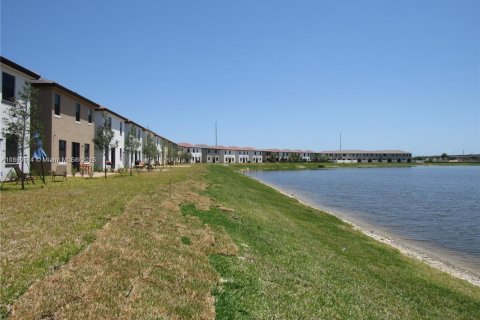 Villa ou maison à louer à Hialeah, Floride: 5 chambres, 270.25 m2 № 1944309 - photo 12