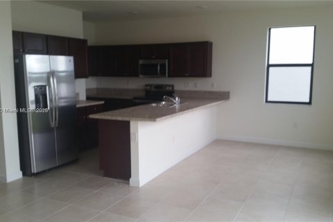 Villa ou maison à louer à Hialeah, Floride: 5 chambres, 270.25 m2 № 1944309 - photo 8