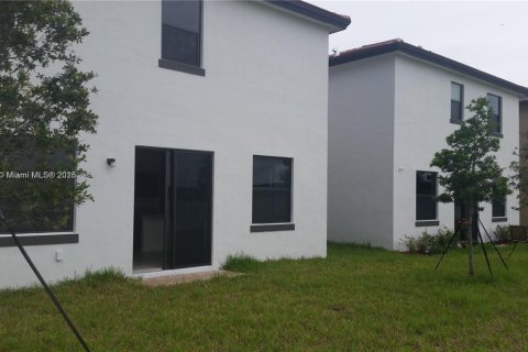 Villa ou maison à louer à Hialeah, Floride: 5 chambres, 270.25 m2 № 1944309 - photo 11