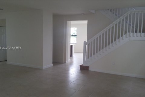 Villa ou maison à louer à Hialeah, Floride: 5 chambres, 270.25 m2 № 1944309 - photo 7