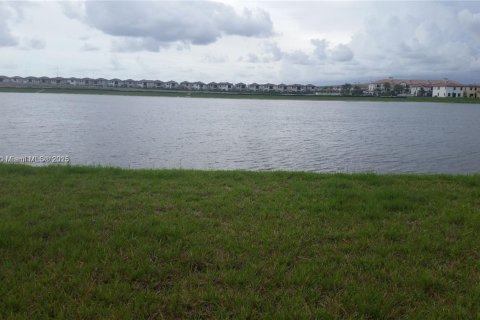 Villa ou maison à louer à Hialeah, Floride: 5 chambres, 270.25 m2 № 1944309 - photo 13