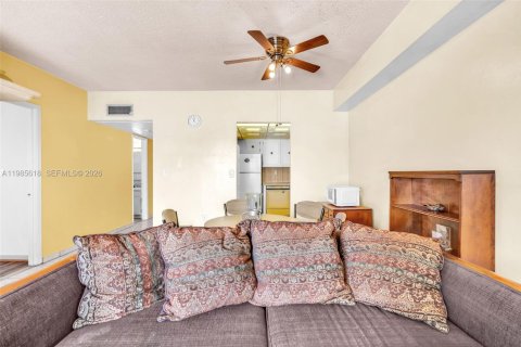 Купить кондоминиум в Вирджиния-Гарденс, Флорида 1 спальня, 70.23м2, № 2049611 - фото 8