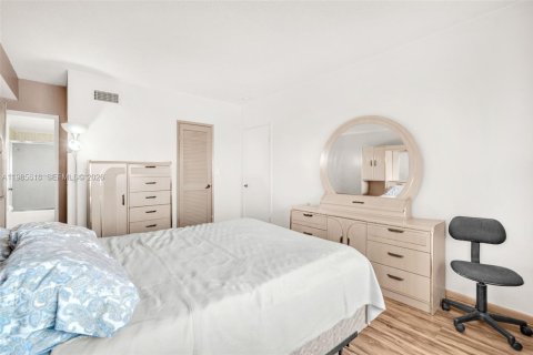 Купить кондоминиум в Вирджиния-Гарденс, Флорида 1 спальня, 70.23м2, № 2049611 - фото 18