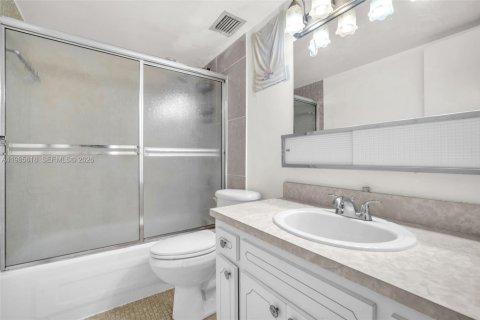 Купить кондоминиум в Вирджиния-Гарденс, Флорида 1 спальня, 70.23м2, № 2049611 - фото 20