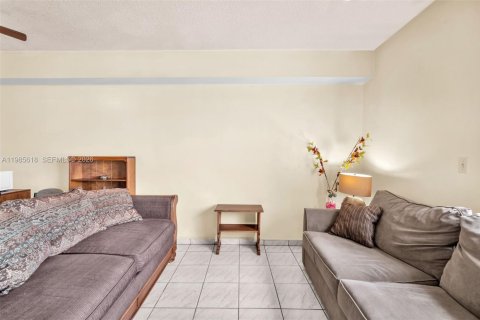 Купить кондоминиум в Вирджиния-Гарденс, Флорида 1 спальня, 70.23м2, № 2049611 - фото 10