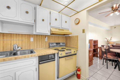 Купить кондоминиум в Вирджиния-Гарденс, Флорида 1 спальня, 70.23м2, № 2049611 - фото 14