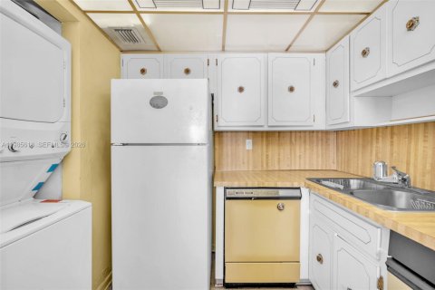 Купить кондоминиум в Вирджиния-Гарденс, Флорида 1 спальня, 70.23м2, № 2049611 - фото 12