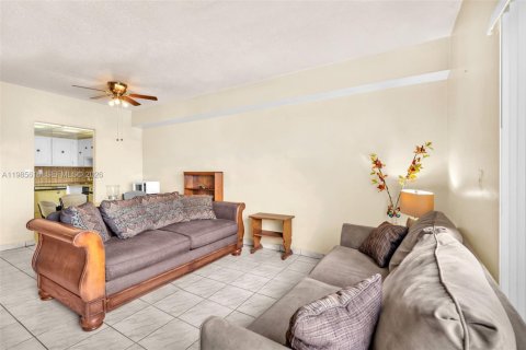 Купить кондоминиум в Вирджиния-Гарденс, Флорида 1 спальня, 70.23м2, № 2049611 - фото 6