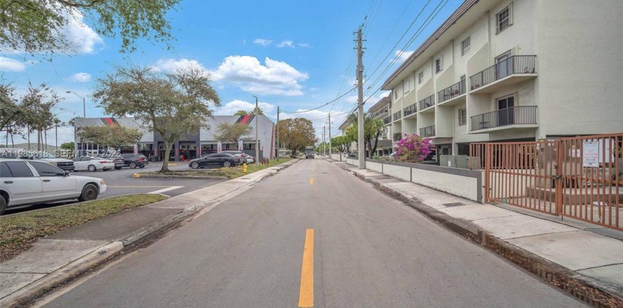 Кондоминиум с 1 спальней в Вирджиния-Гарденс, Флорида № 2049611