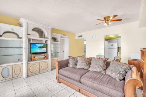 Купить кондоминиум в Вирджиния-Гарденс, Флорида 1 спальня, 70.23м2, № 2049611 - фото 7