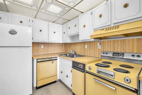 Купить кондоминиум в Вирджиния-Гарденс, Флорида 1 спальня, 70.23м2, № 2049611 - фото 11