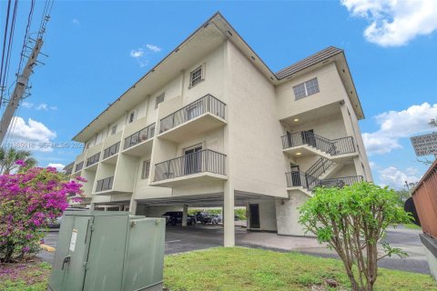 Купить кондоминиум в Вирджиния-Гарденс, Флорида 1 спальня, 70.23м2, № 2049611 - фото 2