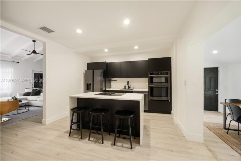 Casa en venta en Miami, Florida, 3 dormitorios, 136.66 m2 № 2286543 - foto 4