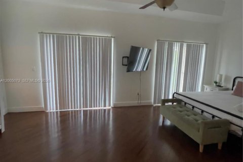 Villa ou maison à louer à Oakland Park, Floride: 4 chambres, 180.42 m2 № 2070398 - photo 14