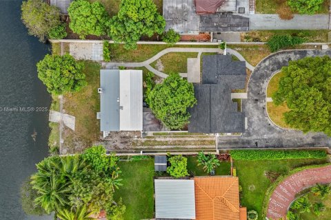 Villa ou maison à louer à Miami, Floride: 5 chambres, 123.1 m2 № 1975981 - photo 5