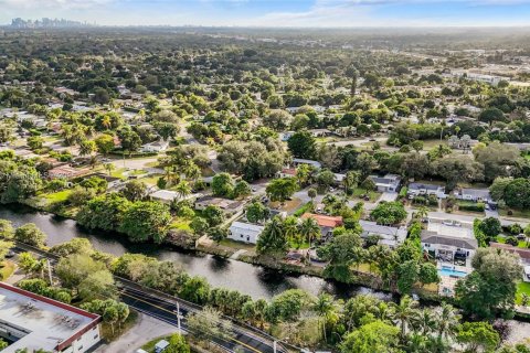 Villa ou maison à louer à Miami, Floride: 5 chambres, 123.1 m2 № 1975981 - photo 4