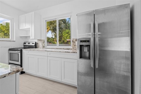 Villa ou maison à louer à Miami, Floride: 5 chambres, 123.1 m2 № 1975981 - photo 17