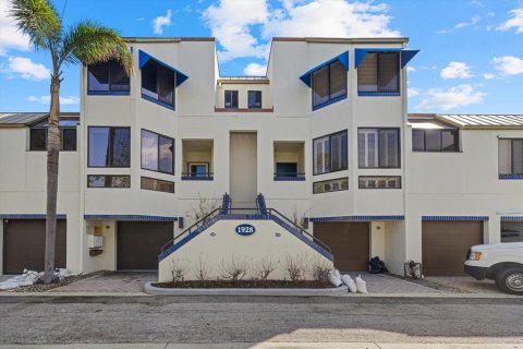 Townhouse in Longboat Key, Florida 2 bedrooms, 151.06 sq.m. № 2215285