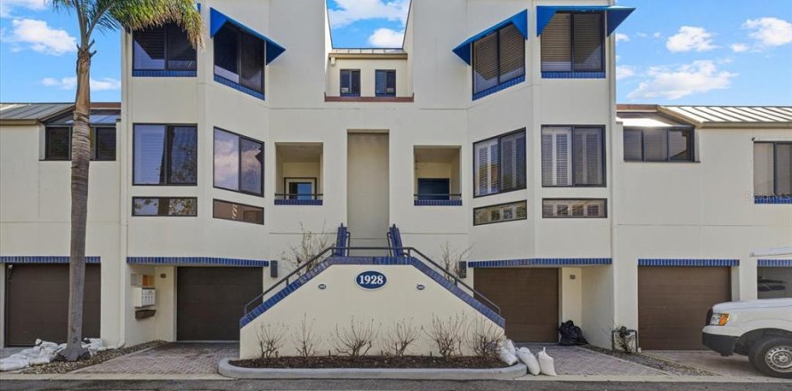 Townhouse in Longboat Key, Florida 2 bedrooms, 151.06 sq.m. № 2215285