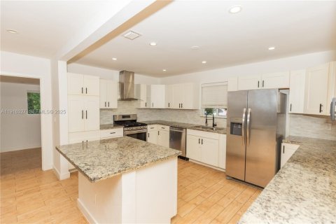 House in Miami, Florida 4 bedrooms, 169.73 sq.m. № 1973792 - photo 17